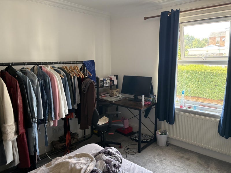 Room Cecil Road in Poole
