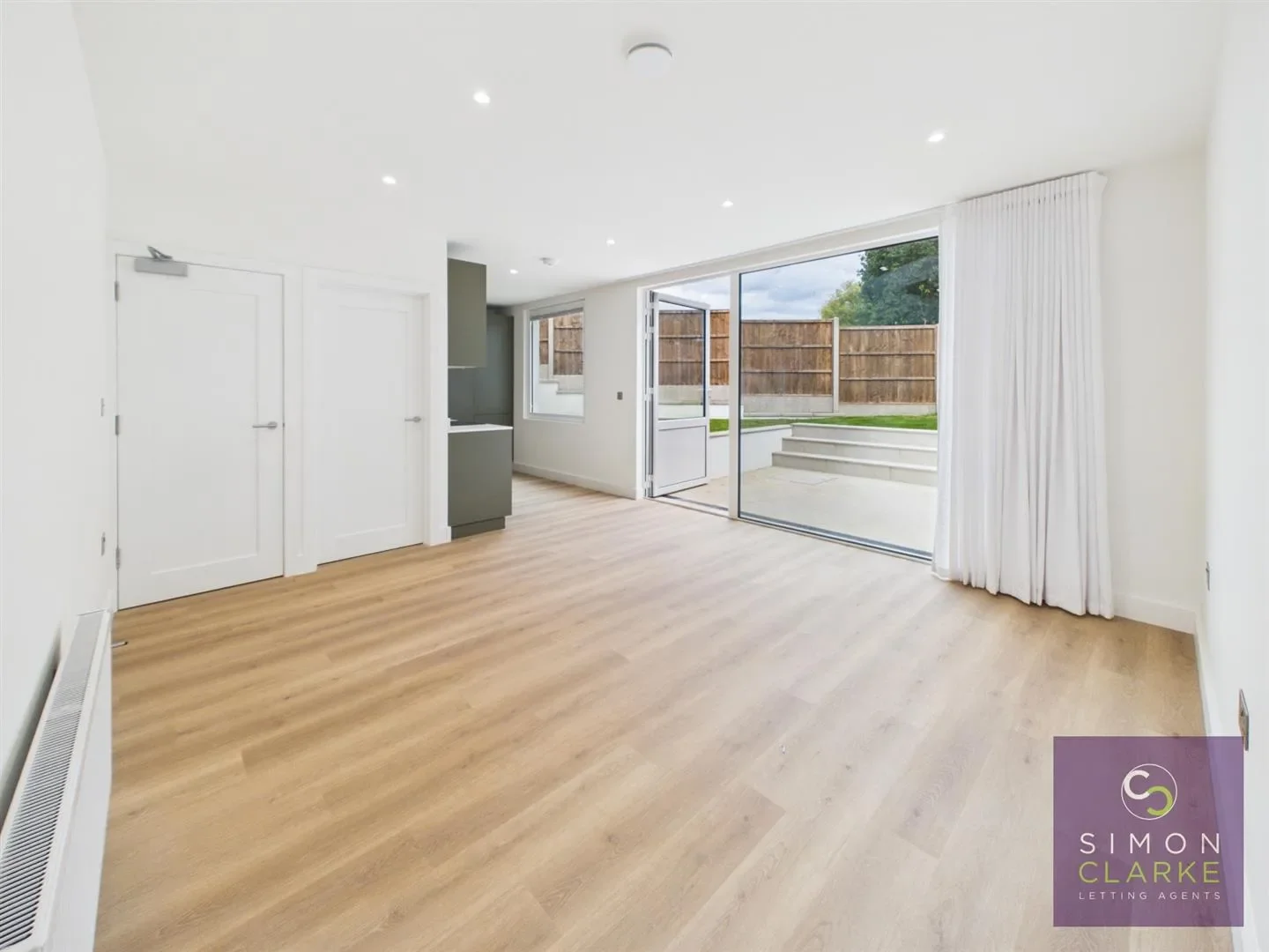 Flat Weirdale Avenue in Greater London