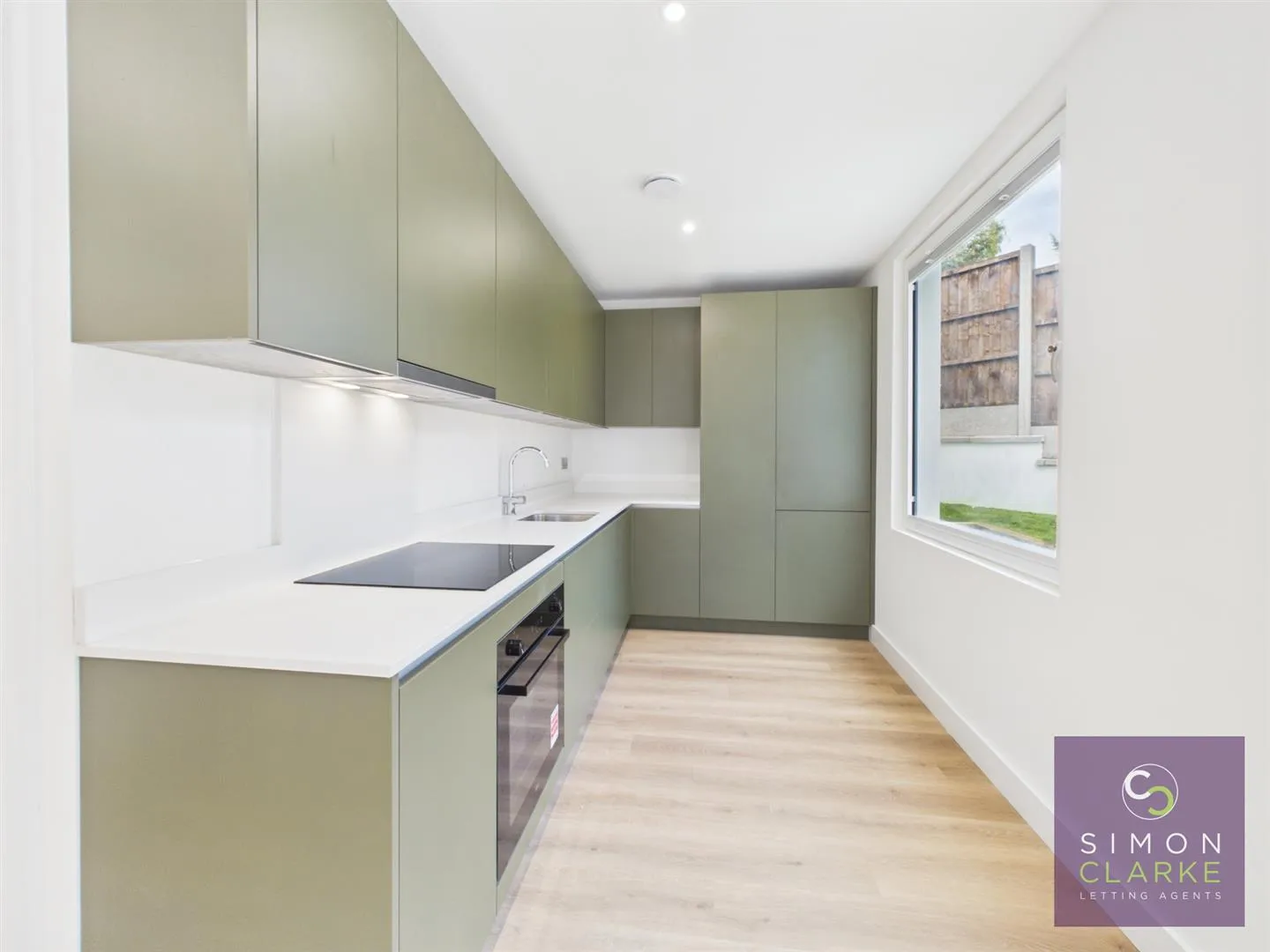 Flat Weirdale Avenue in Greater London