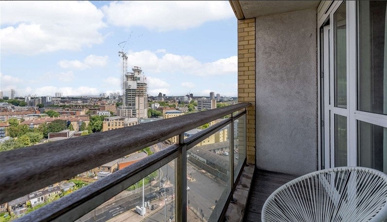Flat Westferry Circus in Greater London