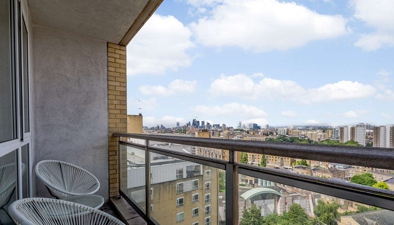 Flat Westferry Circus in Greater London