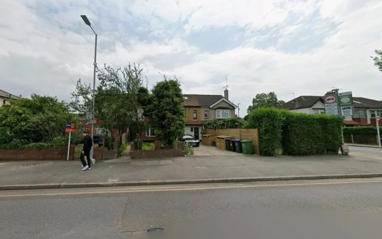 Flat Vale Road South in Greater London