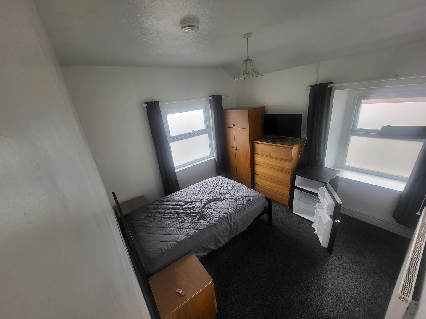 Room Acland Road in Bridgend