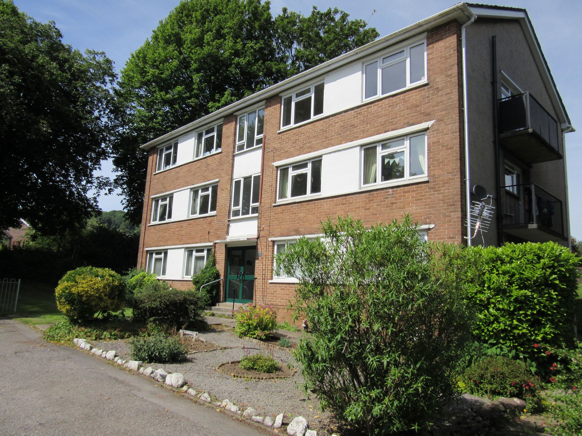 Flat Lisnagarvey Court in Cardiff