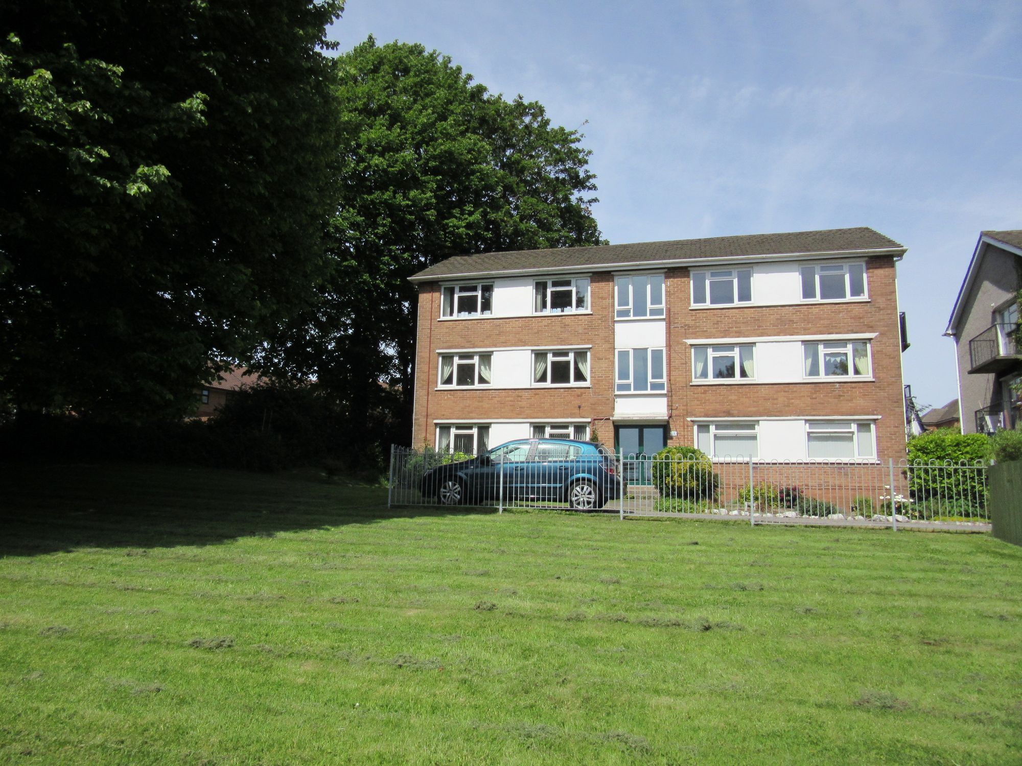 Flat Lisnagarvey Court in Cardiff