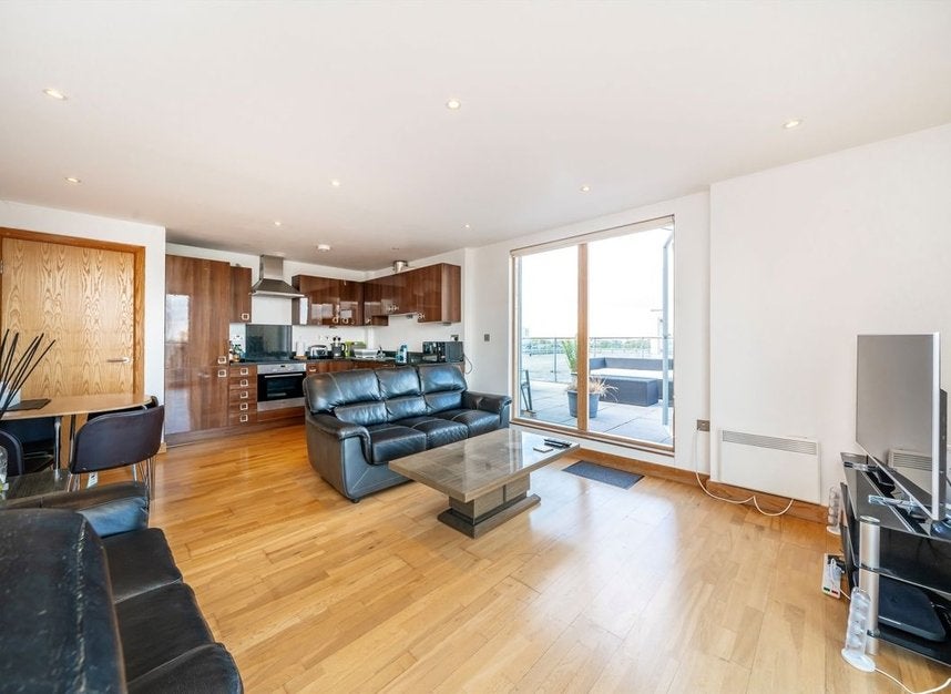 Flat Westferry Circus in Greater London