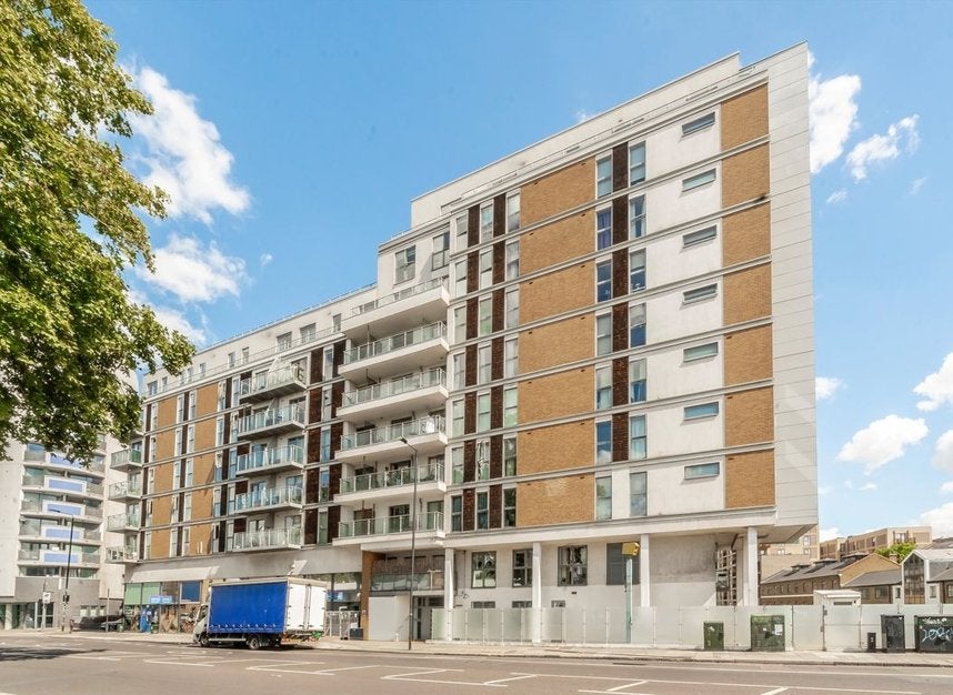 Flat Westferry Circus in Greater London