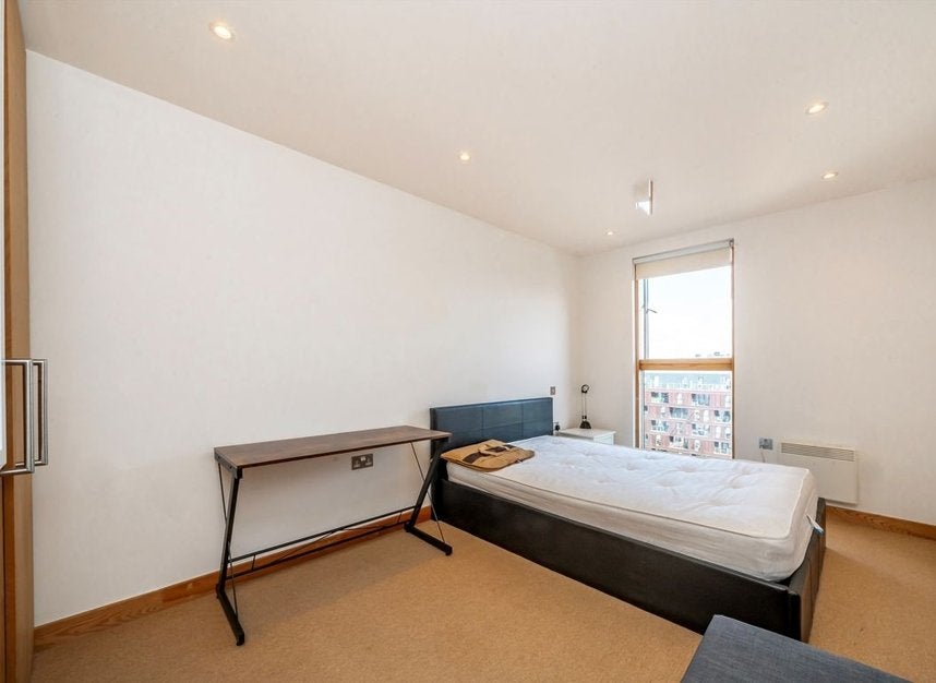 Flat Westferry Circus in Greater London