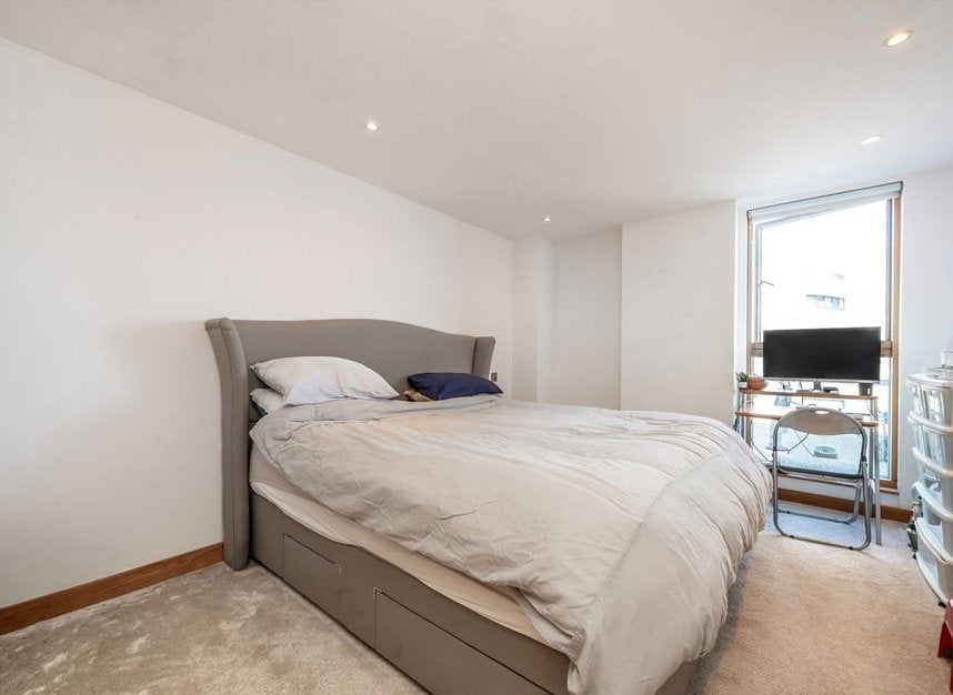Flat Westferry Circus in Greater London