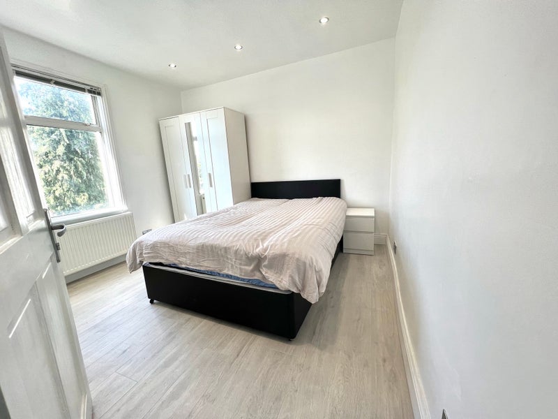 Room Oakdale Road in Greater London