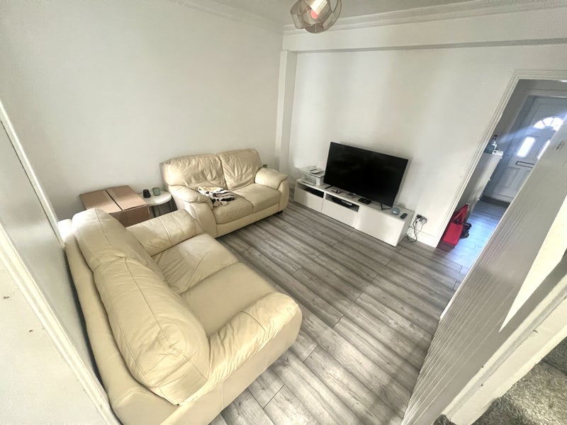 Room Oakdale Road in Greater London