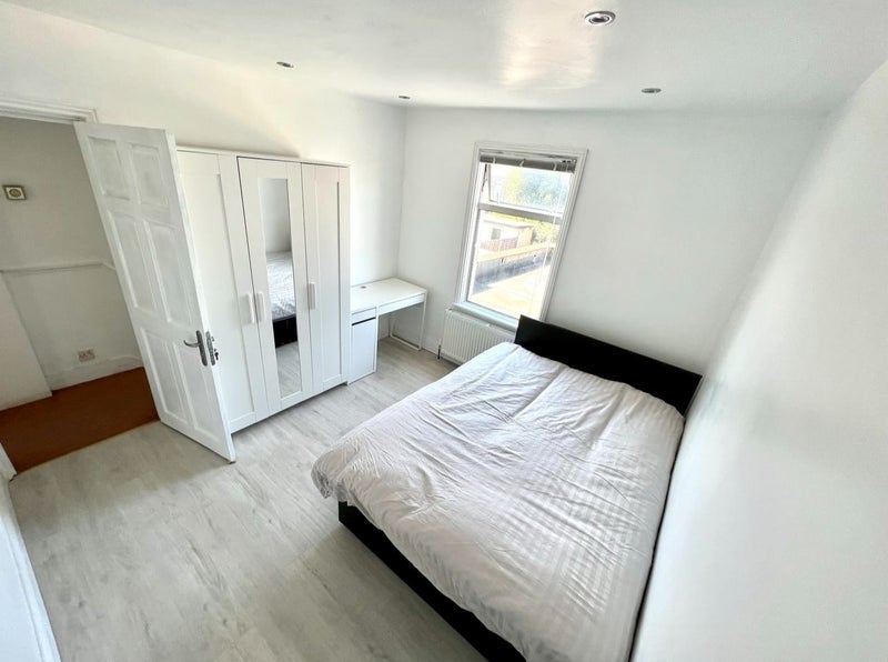 Room Oakdale Road in Greater London