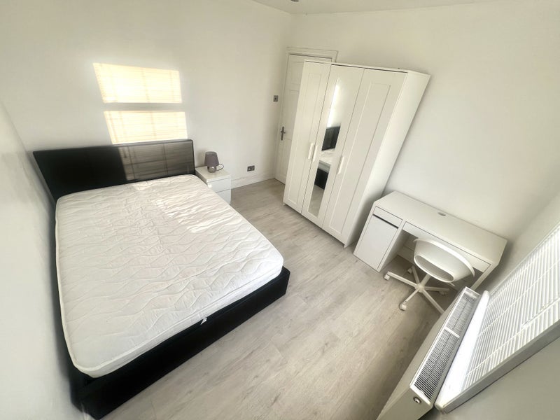 Room Oakdale Road in Greater London