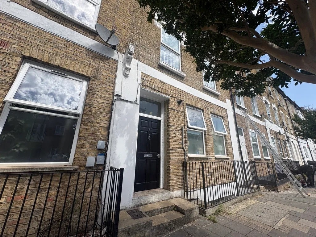 Flat College Close in Greater London