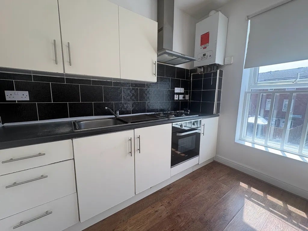 Flat College Close in Greater London
