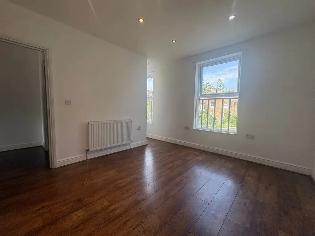 Flat College Close in Greater London