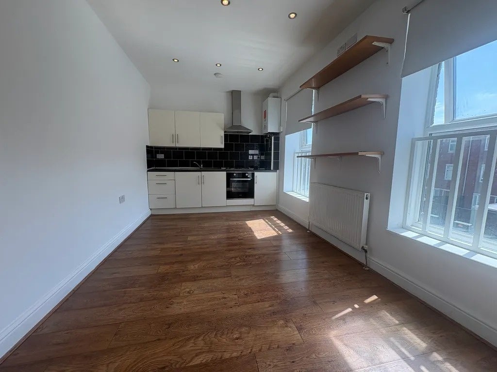 Flat College Close in Greater London