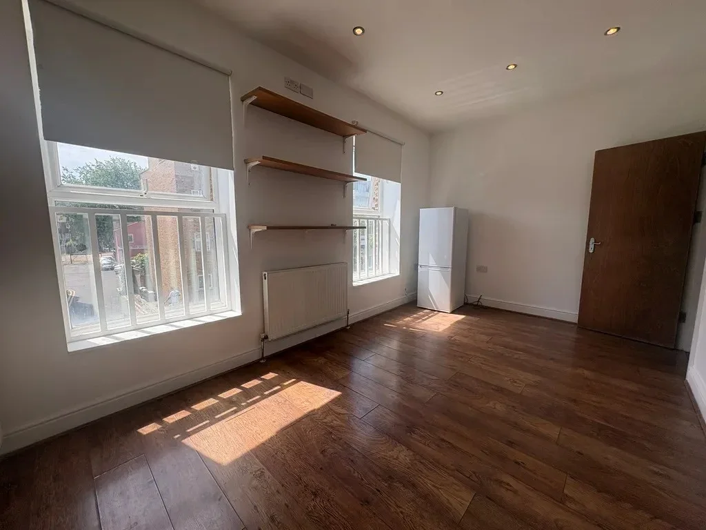 Flat College Close in Greater London