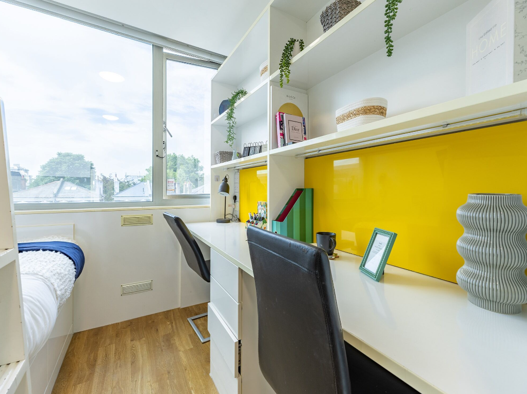 Room Manresa Road in Greater London