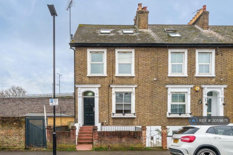 Flat Boston Park Road in Greater London
