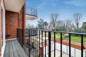 Flat Fitzjohn's Avenue in Greater London
