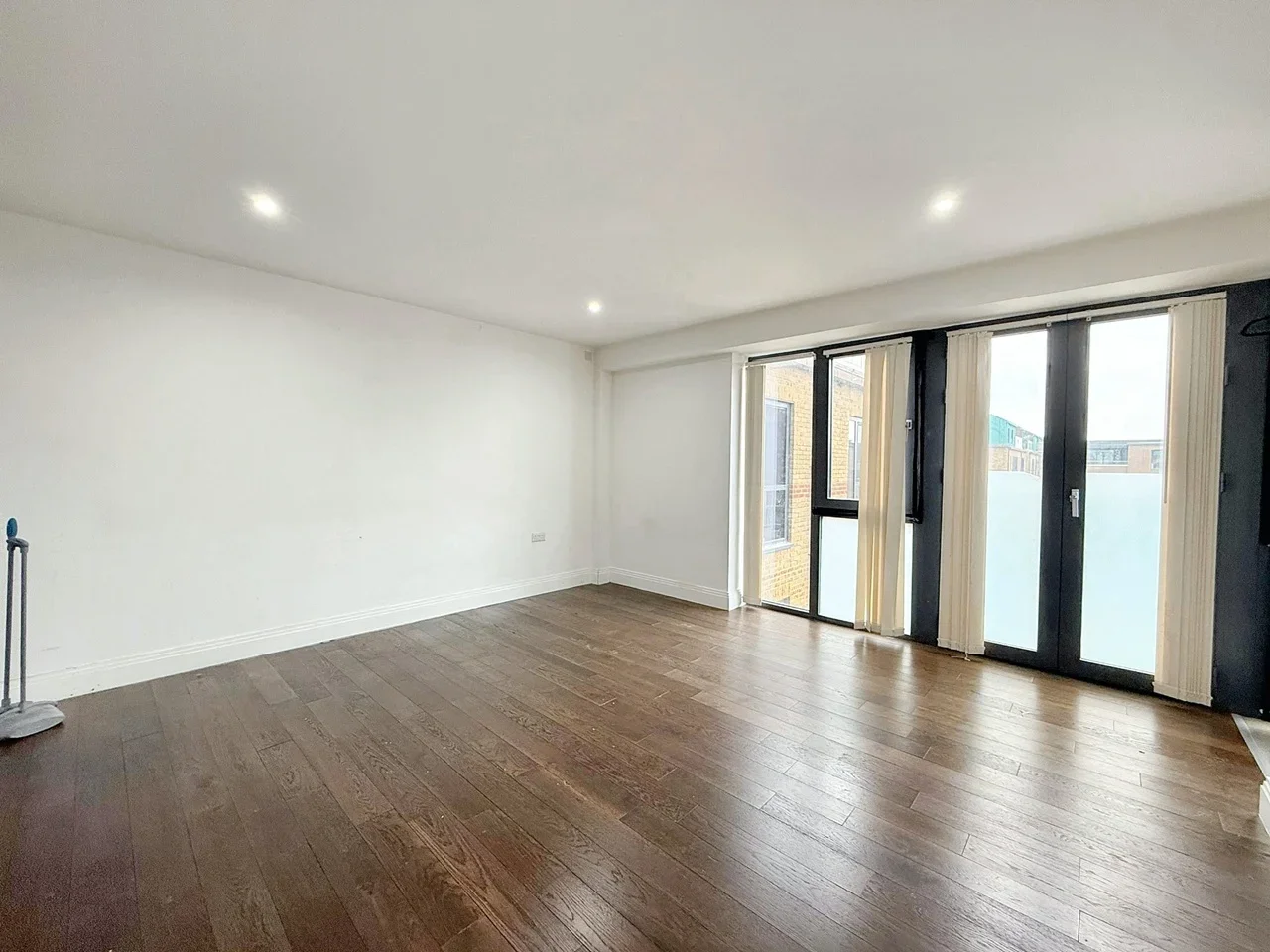 Flat Packetboat Lane in Greater London