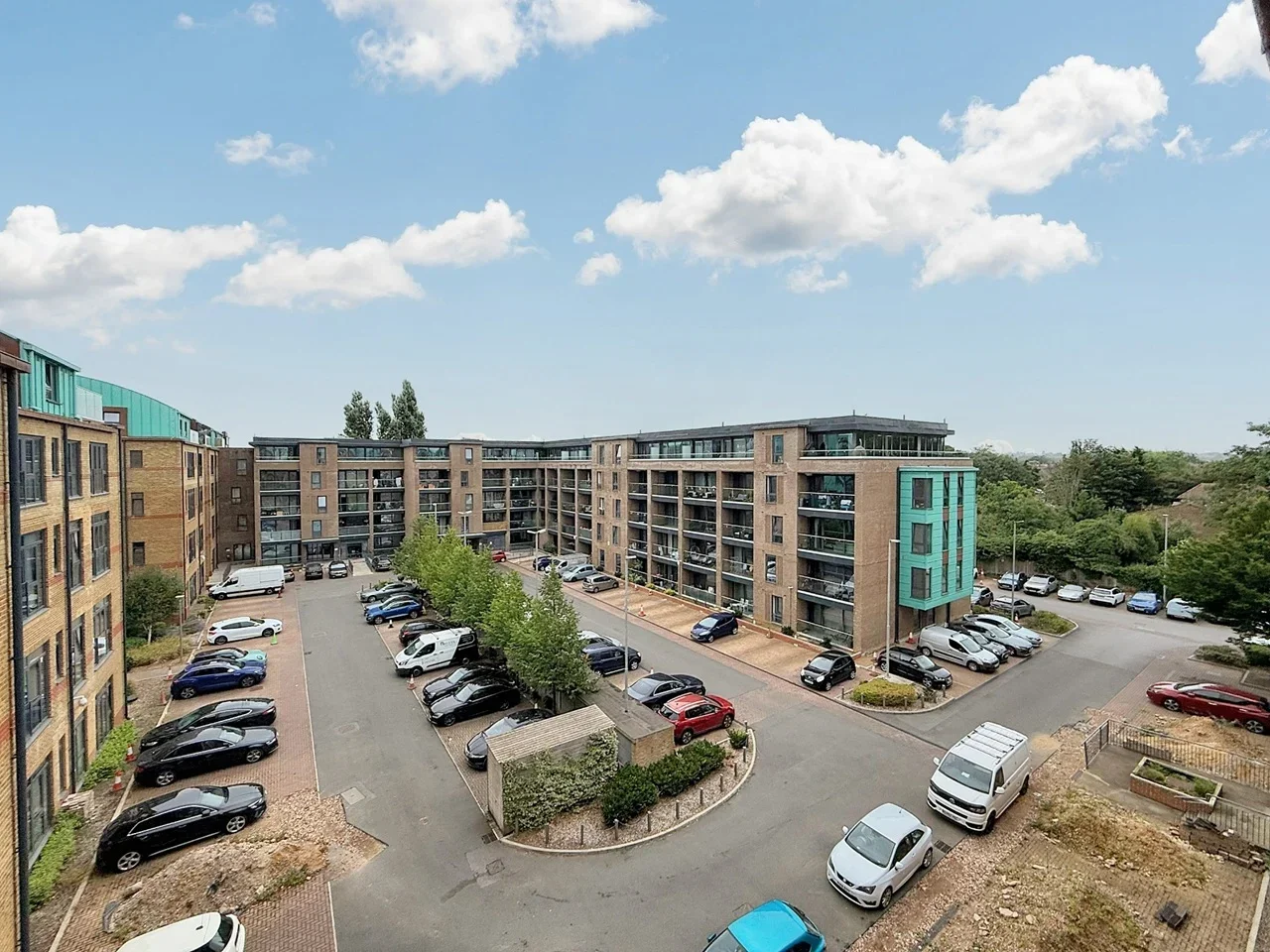 Flat Packetboat Lane in Greater London
