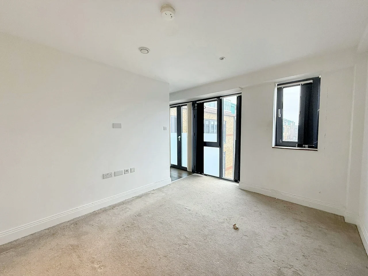 Flat Packetboat Lane in Greater London