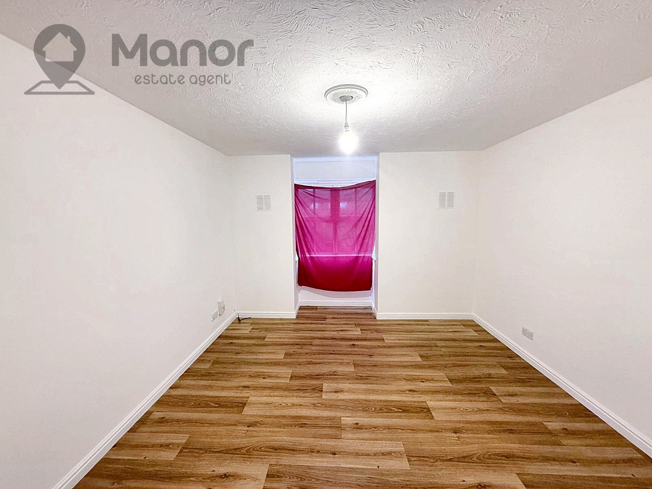 Flat Uphall Road in Greater London