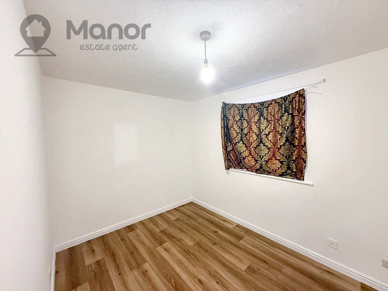 Flat Uphall Road in Greater London