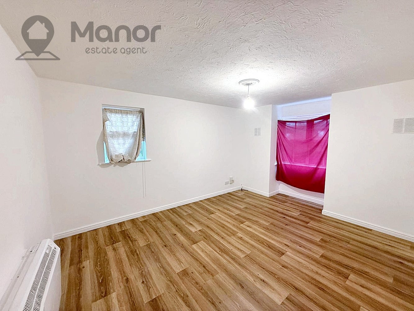 Flat Uphall Road in Greater London