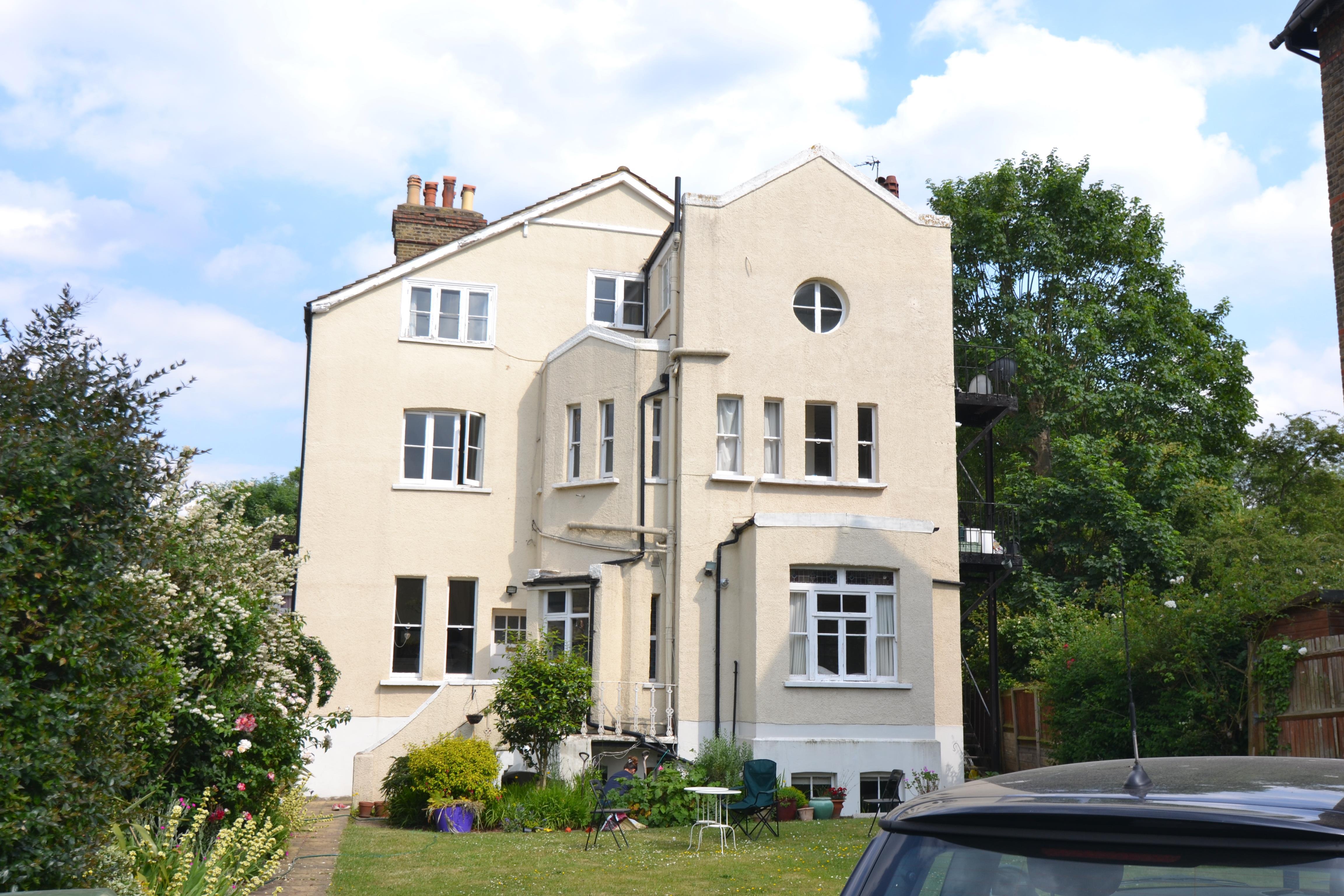 Flat Denbigh Gardens in Greater London