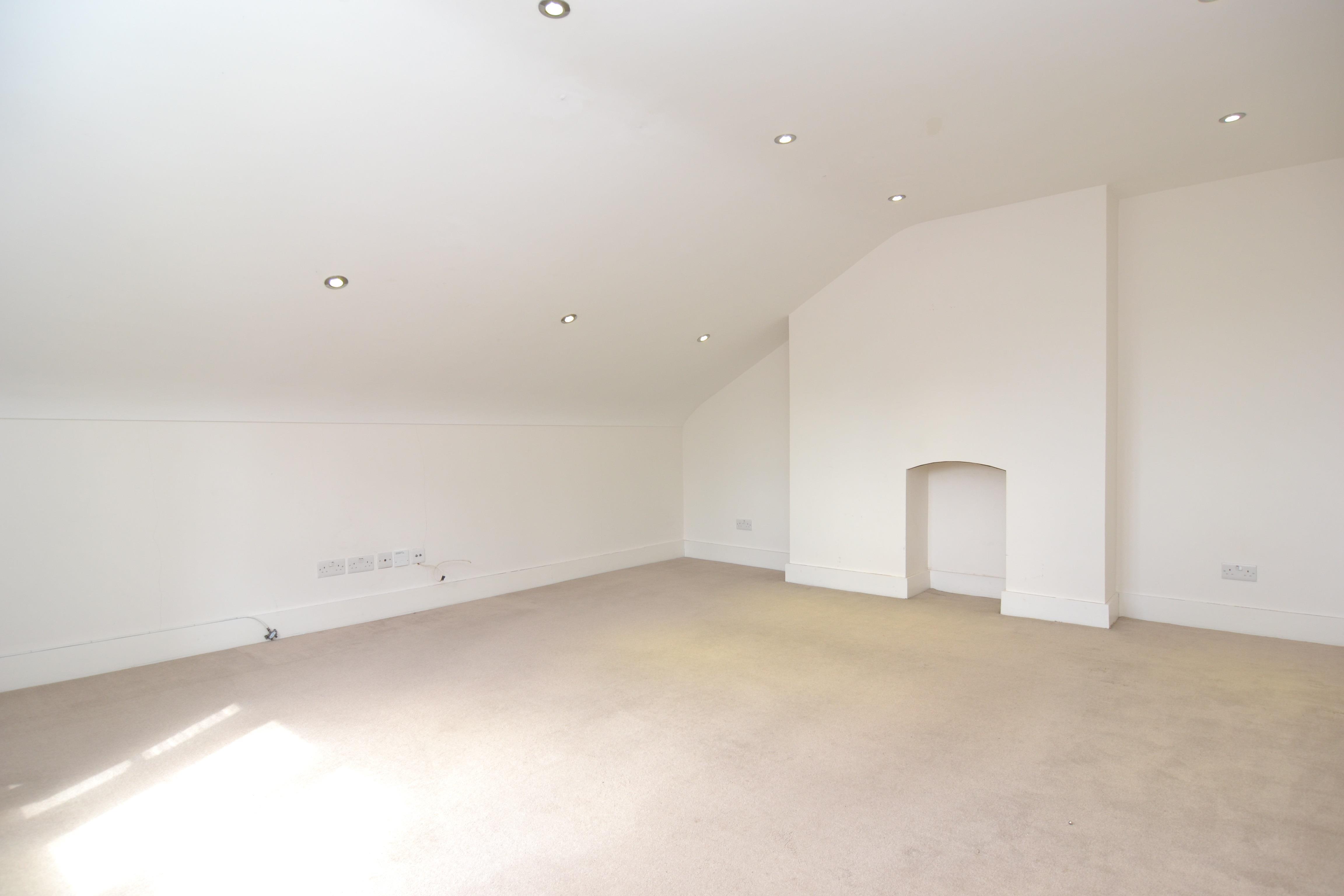 Flat Denbigh Gardens in Greater London