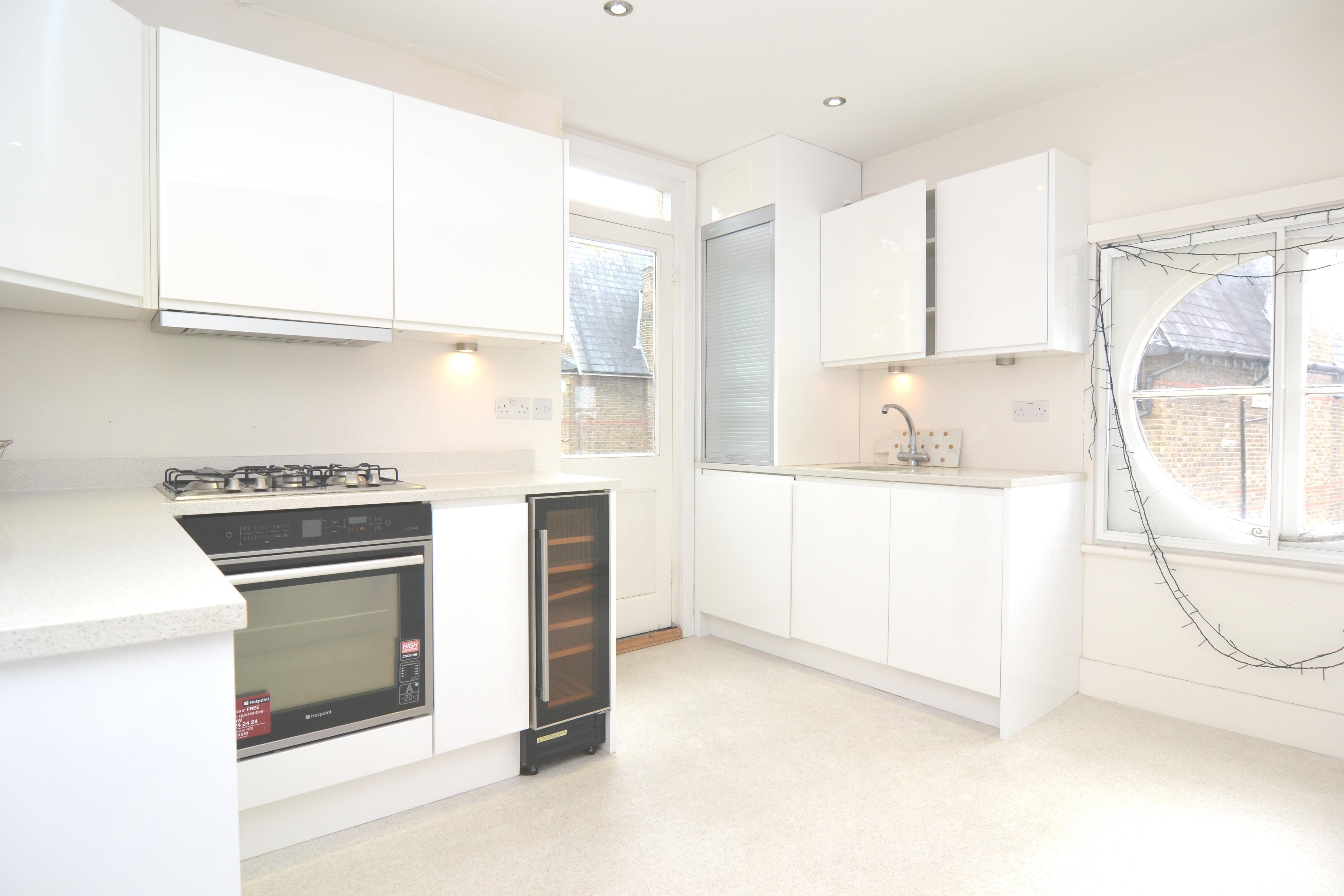 Flat Denbigh Gardens in Greater London