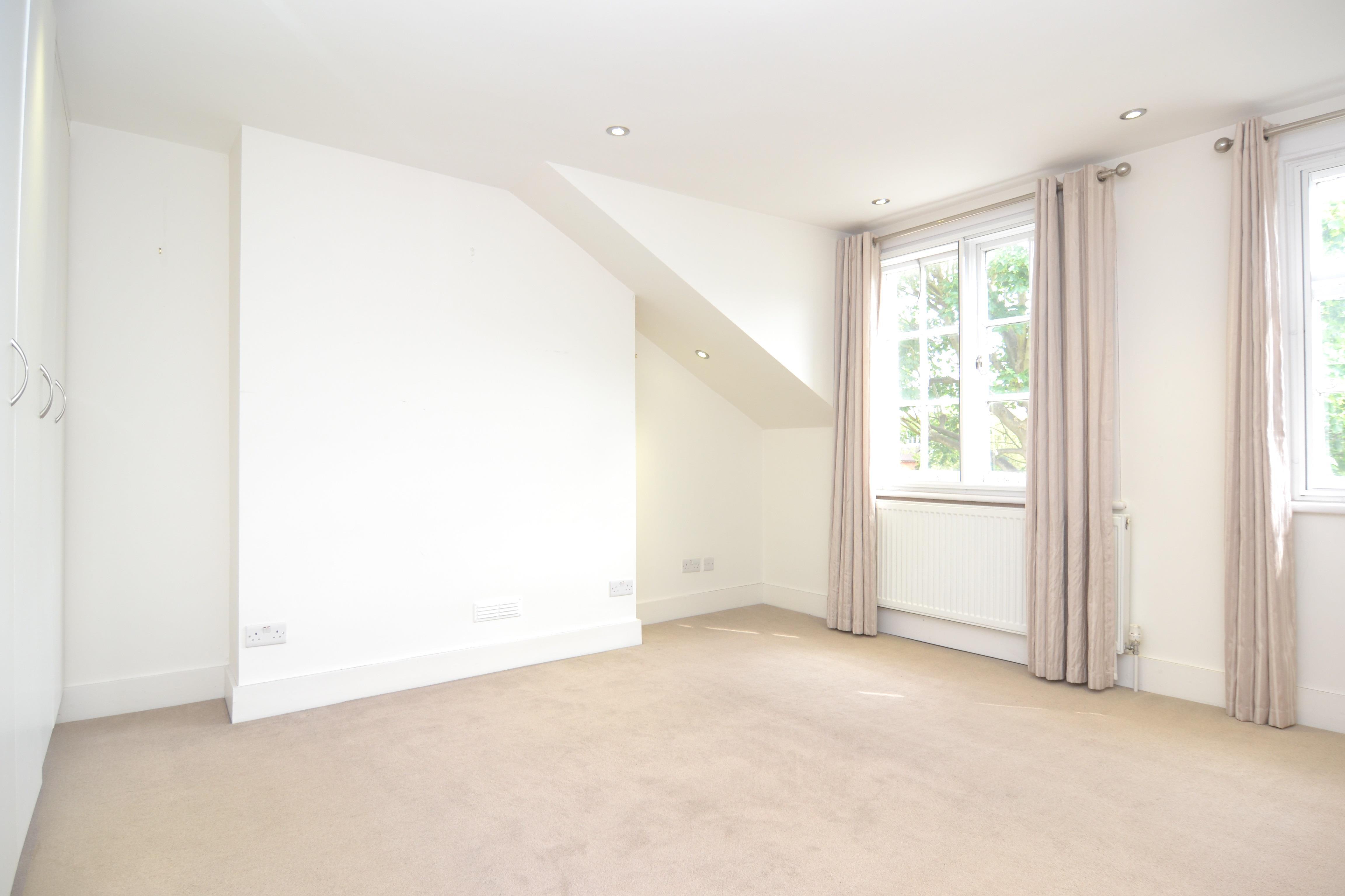 Flat Denbigh Gardens in Greater London