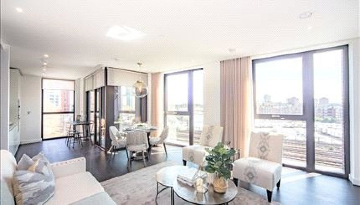 Flat Ponton Road in Greater London