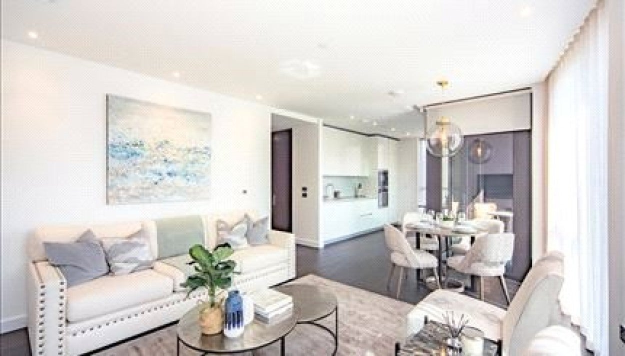 Flat Ponton Road in Greater London