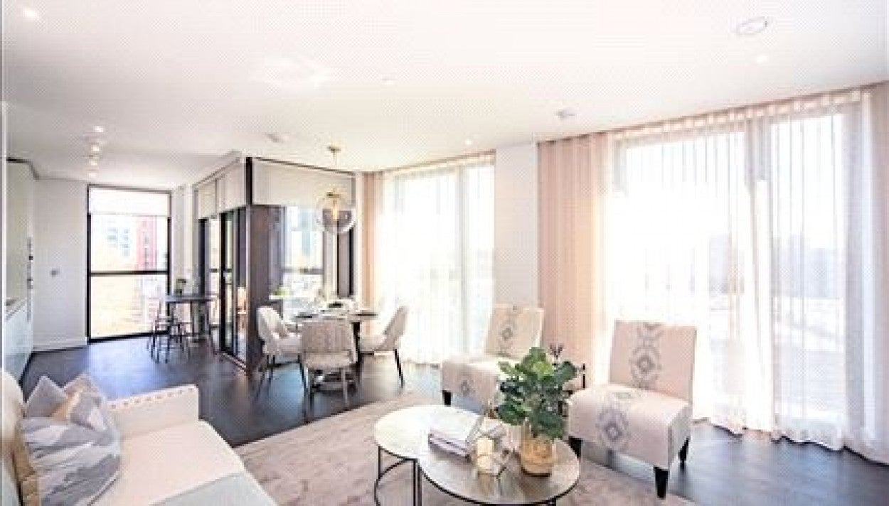 Flat Ponton Road in Greater London