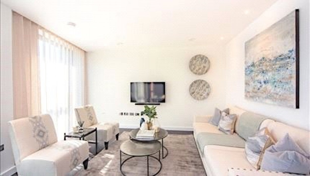 Flat Ponton Road in Greater London