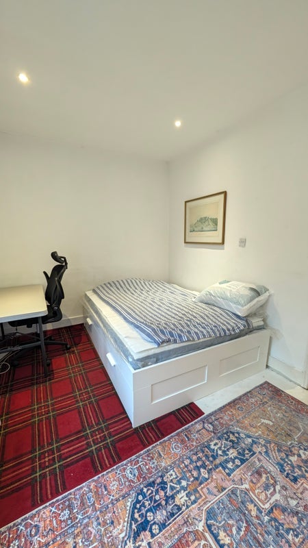 Room Grafton Way in Greater London