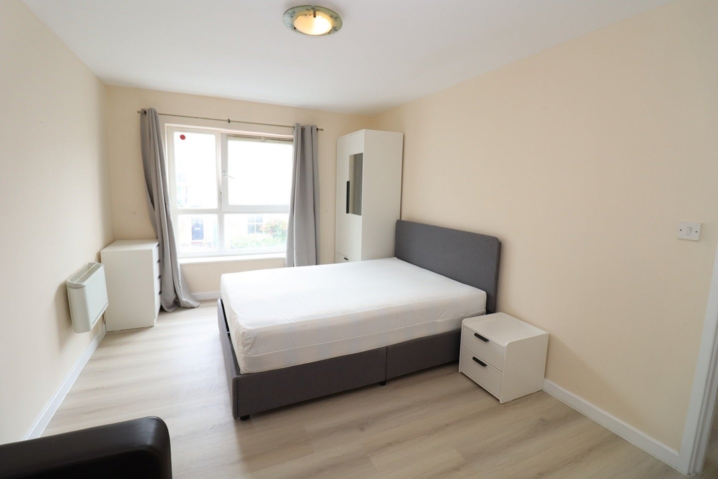 Room Westferry Road in Greater London