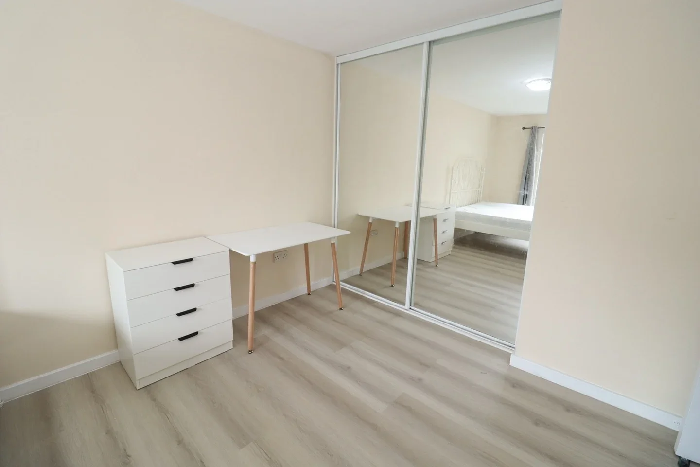 Room Westferry Road in Greater London