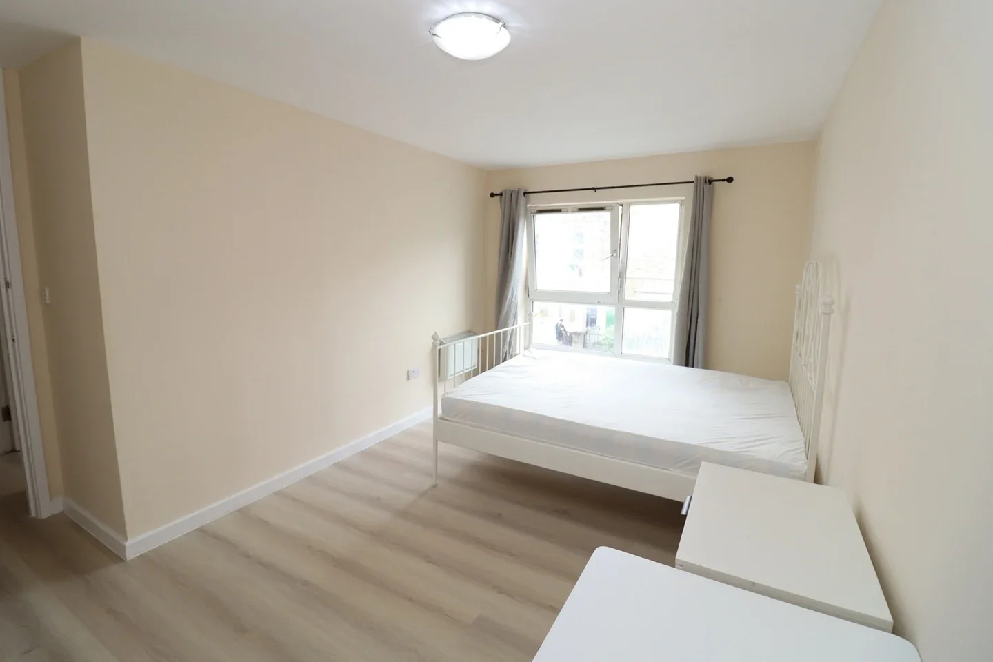 Room Westferry Road in Greater London
