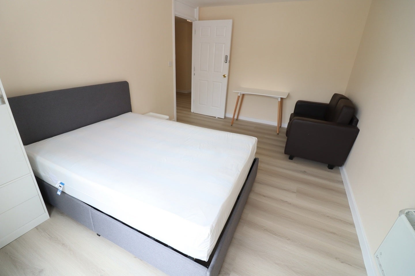 Room Westferry Road in Greater London