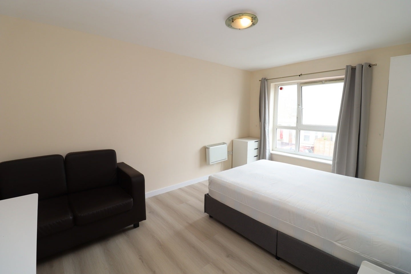 Room Westferry Road in Greater London