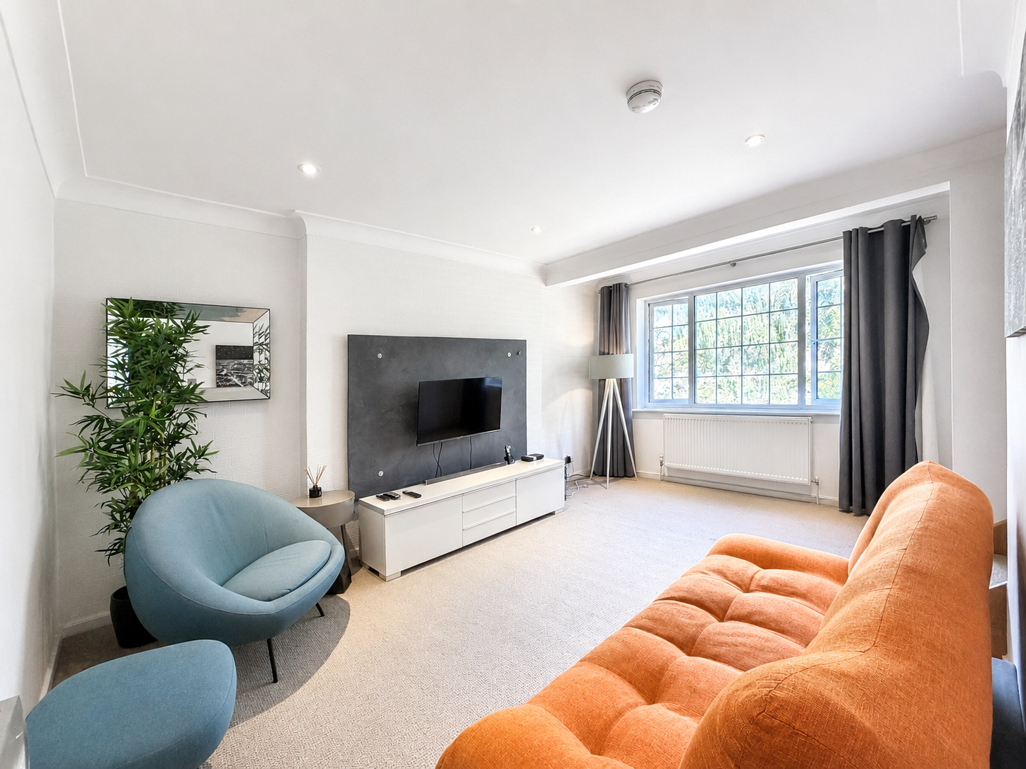 Flat Sugden Road in Elmbridge