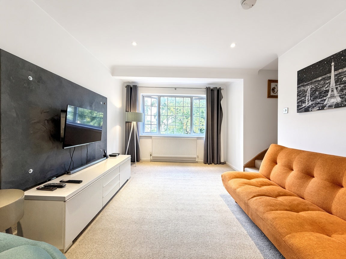 Flat Sugden Road in Elmbridge