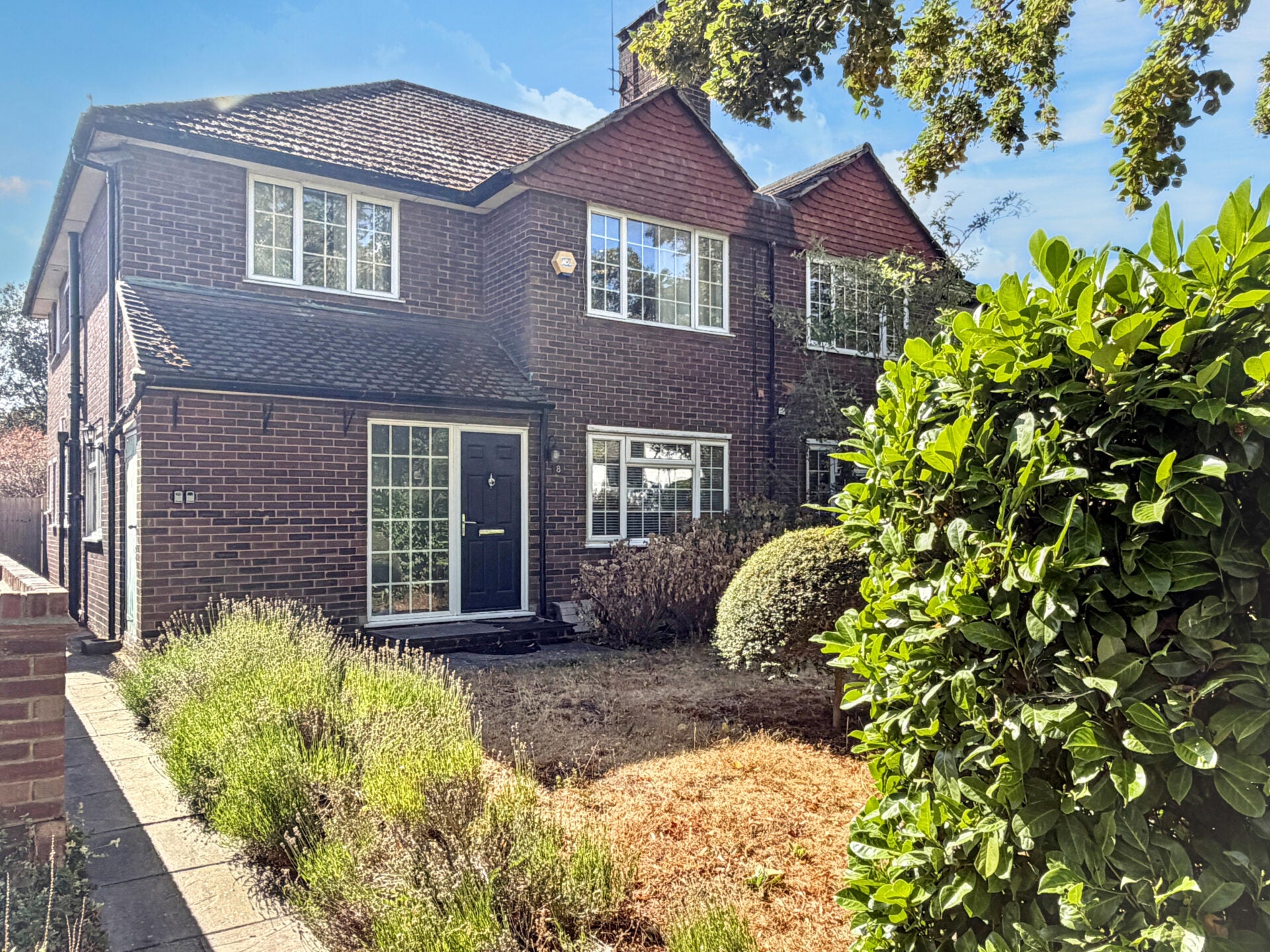 Flat Sugden Road in Elmbridge