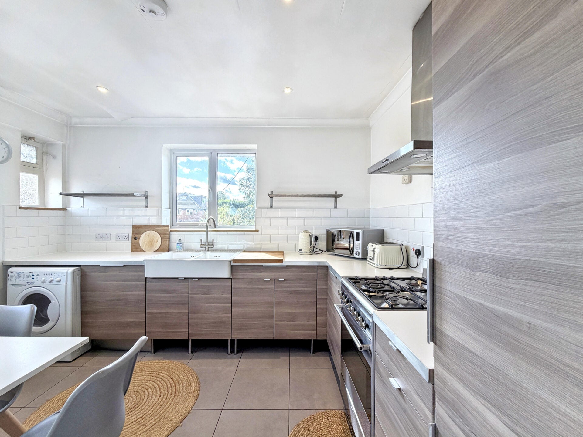 Flat Sugden Road in Elmbridge