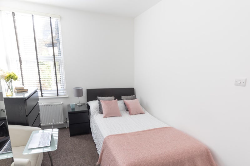 Room Crooke Road in Greater London
